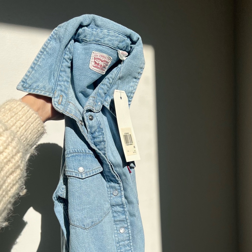 Levi's® Premium
ESSENTIAL WESTERN DENIM SHIRT - Picture 3 of 7